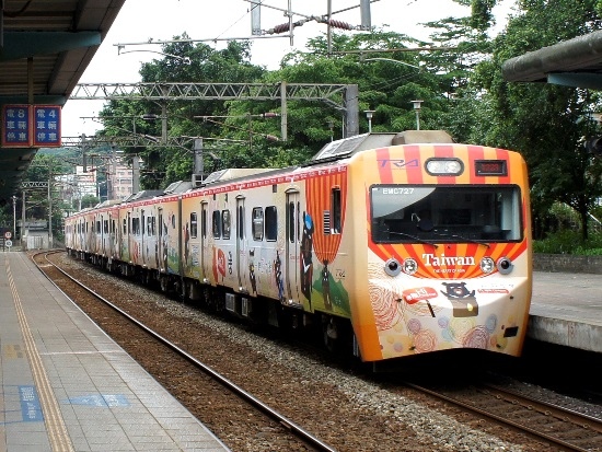 台鐵 喔熊彩繪列車(2).jpg