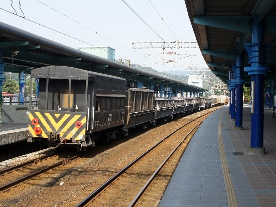 貨物列車 八堵站通過.jpg