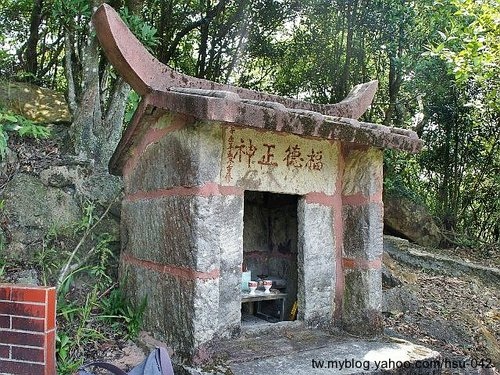 龍船岩鞍部土地公廟.jpg