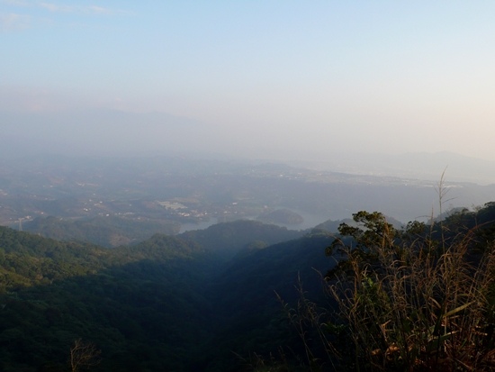 關刀山麓俯瞰 鯉魚潭水庫.jpg