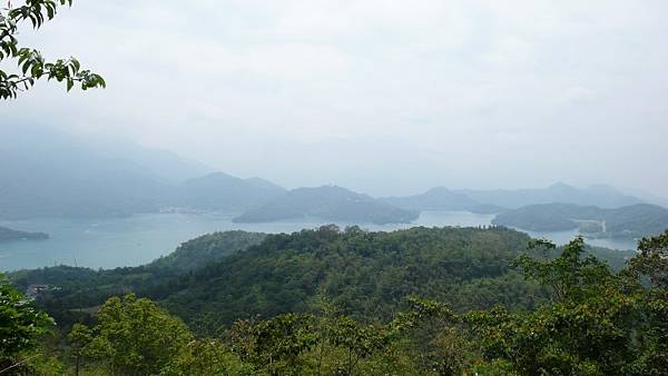 貓囒山俯瞰 日月潭.jpg