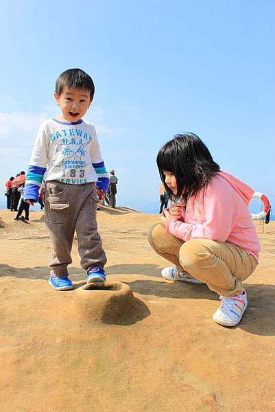 兩個小傢伙對地上的洞 很好奇