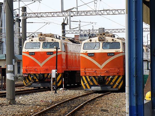 E210、338 扇形車庫.jpg