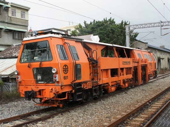 奧地利 大型砸道車 601 香山站(2).jpg