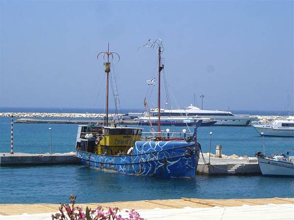港口附近停靠的漁船