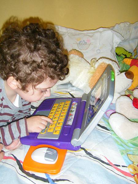 小王子正在玩小孩型玩具電腦