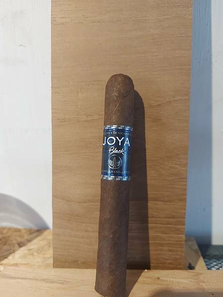 Joya de Nicaragua black Robusto a.jpg