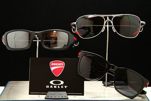 OAKLEY DUCATI系列聯名款