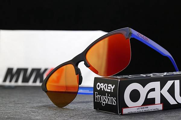 OAKLEY Frogskins Lite Maverick Vinales OO9374-2763 馬維里克·維那勒斯 聯名版太陽眼鏡 高雄得恩堂左營店 專業銷售店