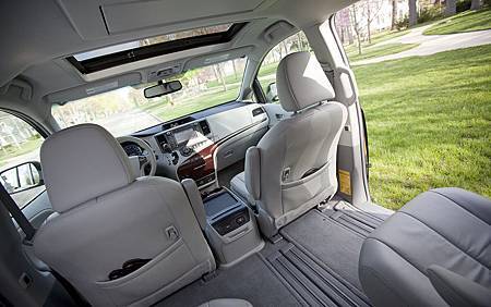 2012-Toyota-Sienna-XLE-interior.jpg