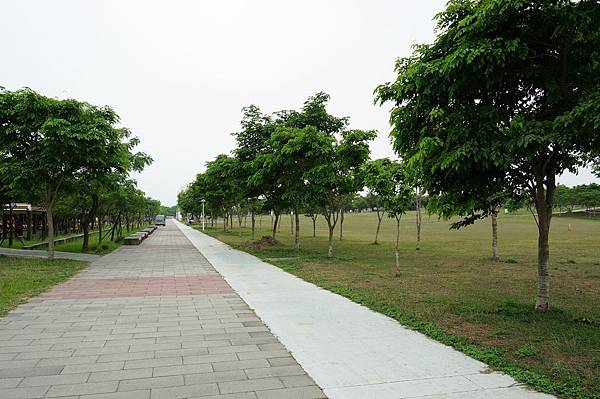 台南景推薦-台灣也有超美的白宮喔 "台南都會公園奇美博物館"