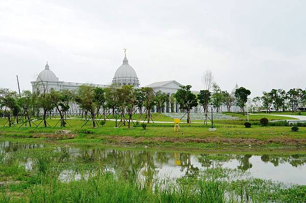 台南景推薦-台灣也有超美的白宮喔 "台南都會公園奇美博物館"