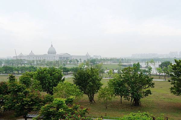 台南景推薦-台灣也有超美的白宮喔 "台南都會公園奇美博物館"