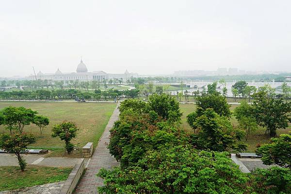 台南景推薦-台灣也有超美的白宮喔 "台南都會公園奇美博物館"