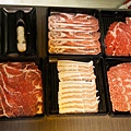 板橋美食推薦-高CP值吃到飽餐廳，好吃的黑蒜養生鍋/麻辣鍋＂文岩文燒蜀辣鴛鴦鍋＂