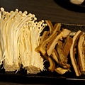 板橋美食推薦-高CP值吃到飽餐廳，好吃的黑蒜養生鍋/麻辣鍋＂文岩文燒蜀辣鴛鴦鍋＂
