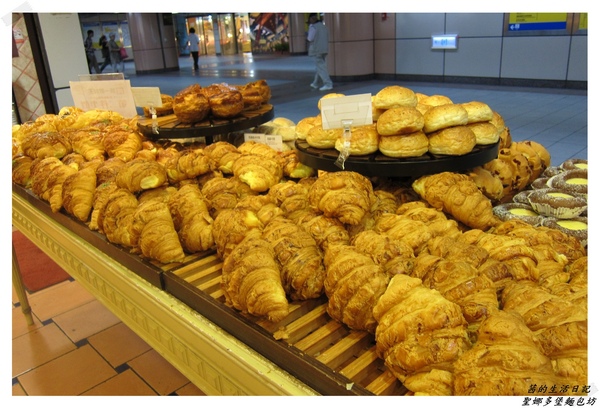 聖娜多堡 幸福烘焙麵包店(龍山捷運門市)： 聖娜多堡麵包坊(龍山捷運門市)