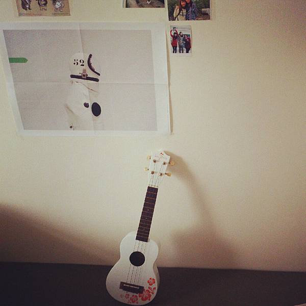 彈起了不怎麼像樣的ukulele