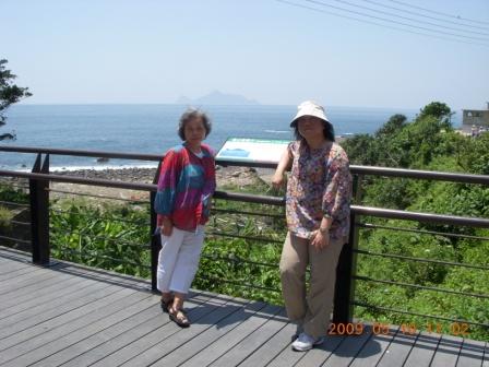 背後是龜山島