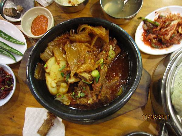 2011.11.16 dinner time at 明洞 - 石鍋牛肉.JPG