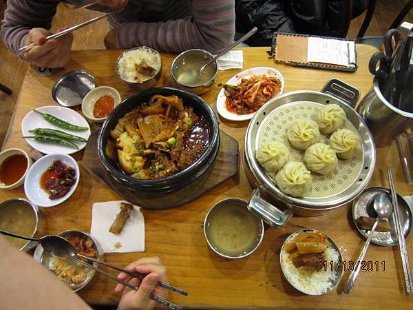 2011.11.16 dinner time at 明洞.JPG