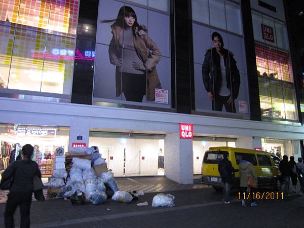 2011.11.16 重點不是uniqlo,是～街上的垃圾（他們的路邊,這樣的垃圾到處都是>