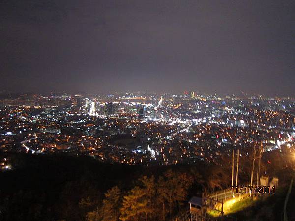 2011.11.17 korea seoul tower- night sight 1.JPG