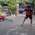 在家裡院子練習運球