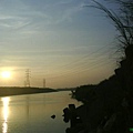 堤防旁的日落`