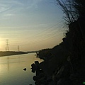 堤防旁的日落`