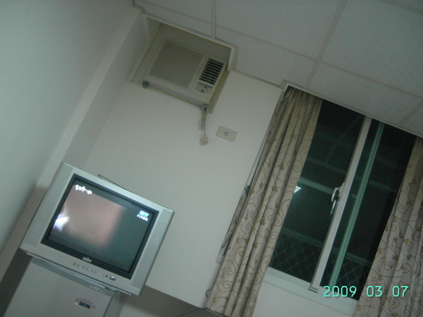 電視，冷氣機，窗戶。