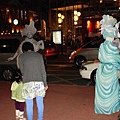 剛好有活動雕像的街頭藝人在展示
