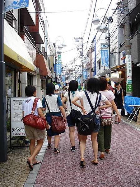 看這附近的日本人穿著明顯就生活化多了.....看不見黑色西裝