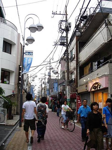 這裡看得到穿拖鞋...輕便服裝的衣服的日本民眾