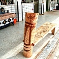 青葉藝術村裡的國小-教室外的木雕長椅是小朋友自己做的喔
