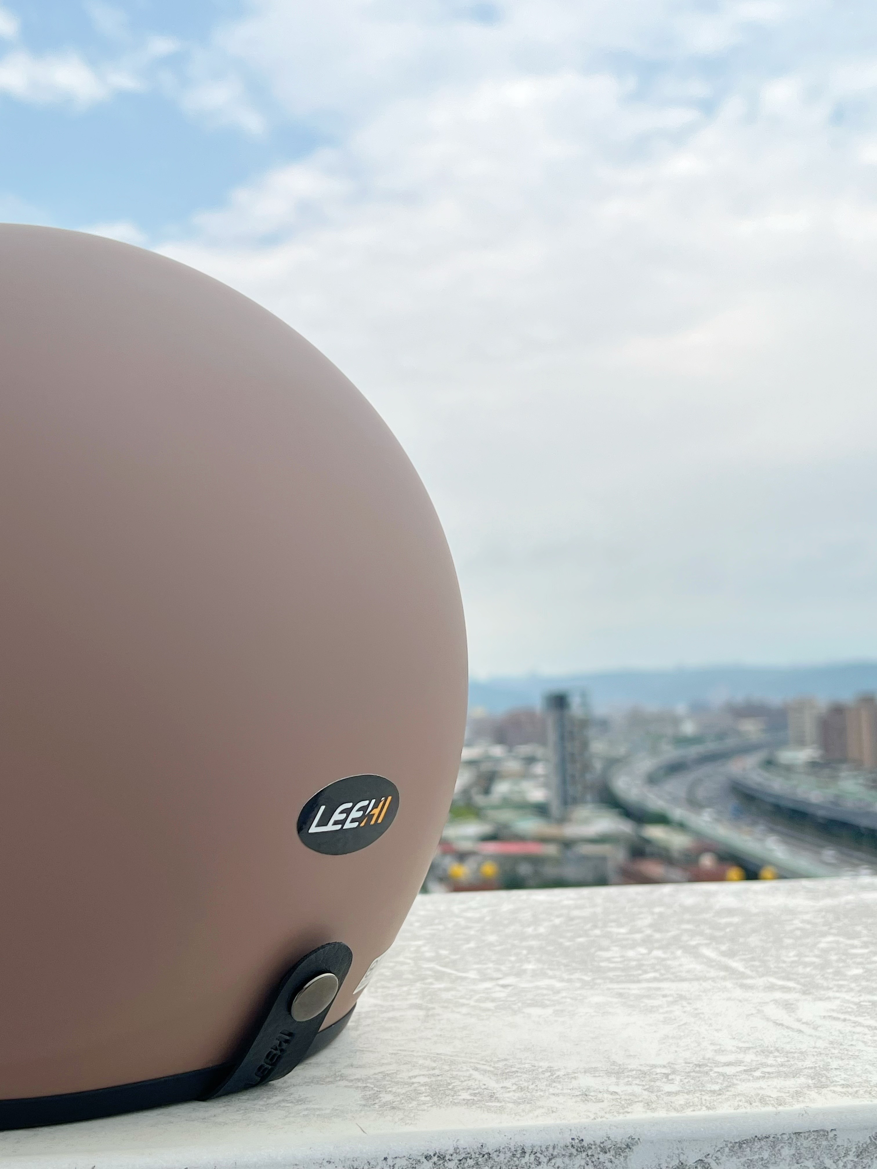 開箱「LEEHI內墨鏡騎士安全帽」可可拿鐵超好看！全新升級隱