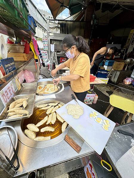 食記。台北。北投菜市場的銅板美食-東港旗魚黑輪