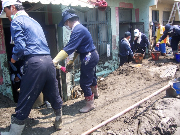 家家戶戶都有慈濟志工先行剷除門口淤泥，讓災民得以出入。.JPG