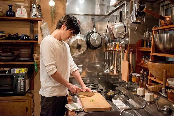 林遣都飾演的渚室一位是對女人一點興趣也沒有的「基」男 林遣都飾演的渚室一位是對女人一點興趣也沒有的「基」男