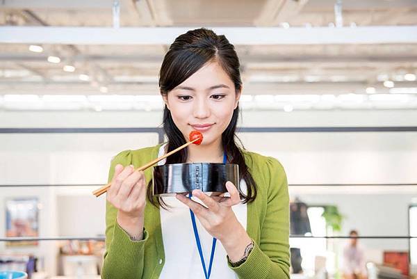 川口春奈在本片中飾演 ,毫無男人緣又恨透蔬菜的肉食腐女 川口春奈在本片中飾演 ,毫無男人緣又恨透蔬菜的肉食腐女