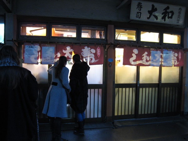 20081104-008大和壽司開店了，觀光客在看裡面的座位.JPG