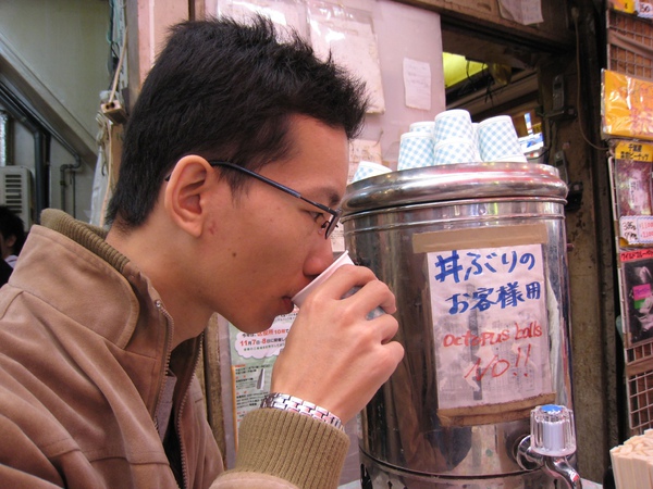 20081102-005先喝鐵火丼附的飲料吧.JPG