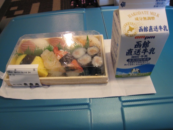 20081103-001前日一樣在超市買特價壽司當早餐.JPG