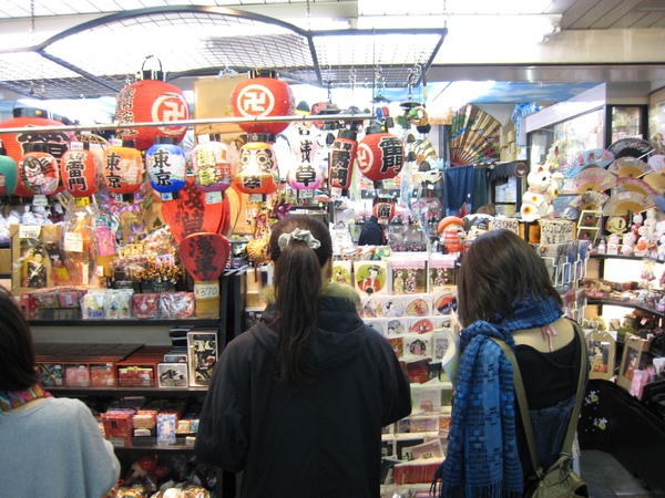 20081102-029仲見世通兩邊的紀念品屋.JPG