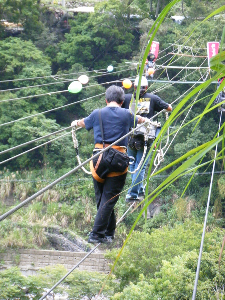 拍攝前 攝影師可是要先到對岸架機器