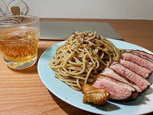 【料理筆記】鯷魚蒜頭義大利麵佐香煎鴨胸