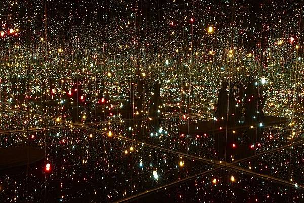 Yayoi_Kusama_2009_12.jpg.0x700_q85