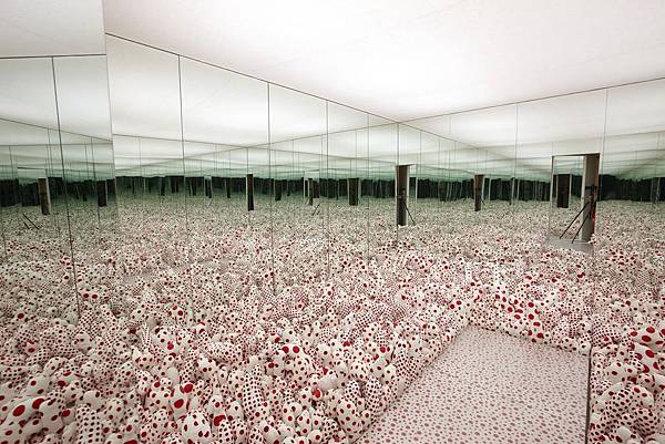 Yayoi_Kusama_2009_09.jpg.0x700_q85