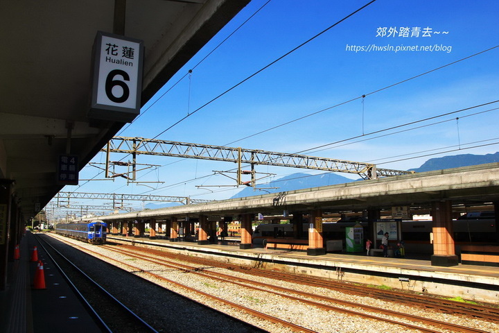 花蓮車站遠眺藍天白雲