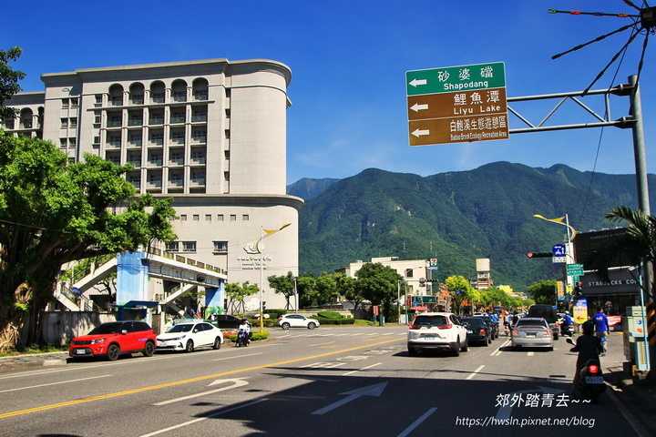 花蓮市中山路，人車熙攘